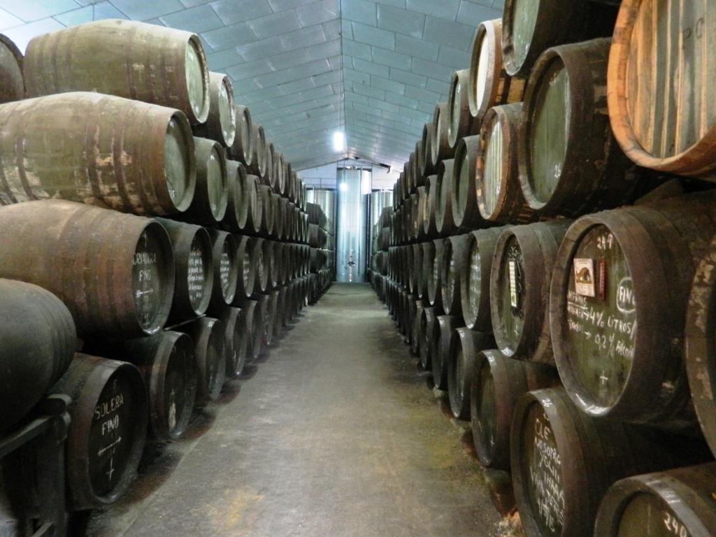 Weinfässer in einer Bodega in Jerez