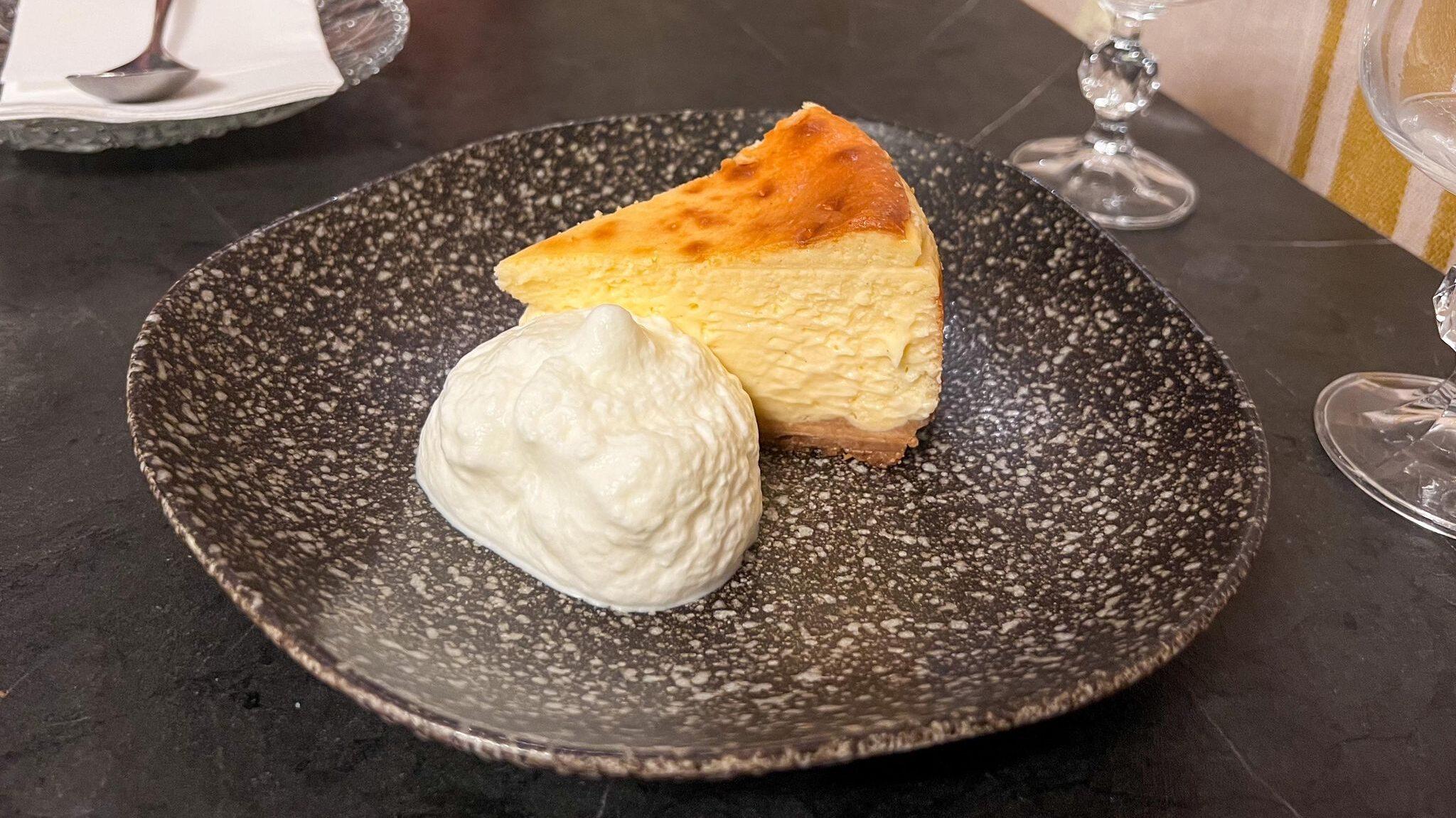Baskische cheesecake met een toef room.